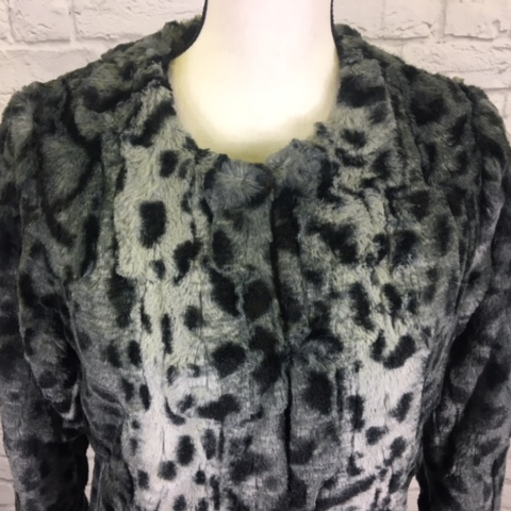 Coat Sale! 💫Faux Fur Collarless 3/4 Sleeve Coat - Picture 3 of 8